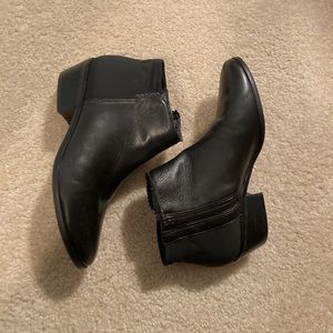Jack Rogers black booties